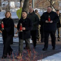 Фотофакт: Президент України, прем'єр-міністр та голова парламенту вшанували пам'ять Героїв Небесної сотні