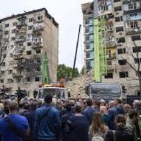 Іноземні дипломати побували на місці удару росії по житловому будинку