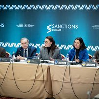 У Києві обговорили вплив санкцій на агресора