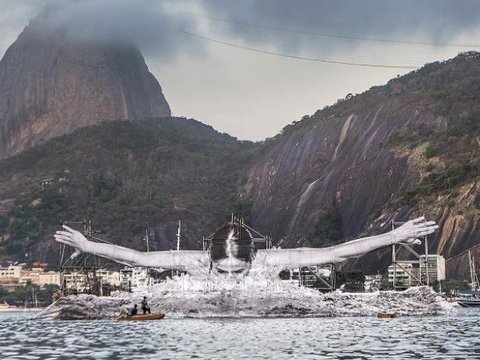 До Олімпіади в Ріо-де-Жанейро французький вуличний художник JR створив дві величезні інсталяції