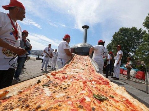 У Неаполі спекли найдовшу в світі піццу
