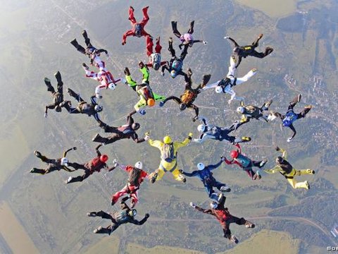 Українські парашутисти встановили новий національний рекорд на аеродромі під Харковом