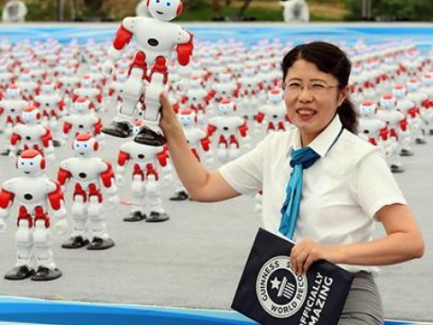 У Китаї 1000 роботів-танцюристів встановили новий рекорд Гіннеса
