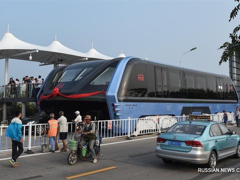 У Китаї випробовують автобус, який здатен одночасно перевезти 300 пасажирів