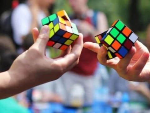 Встановлено новий світовий рекорд зі швидкісного складання кубика Рубика