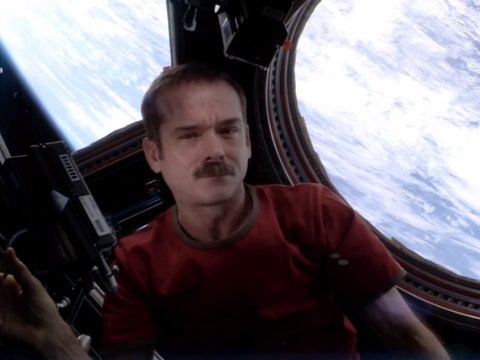 Астронавт Кріс Хедфілд зняв перший у світі кліп в космосі