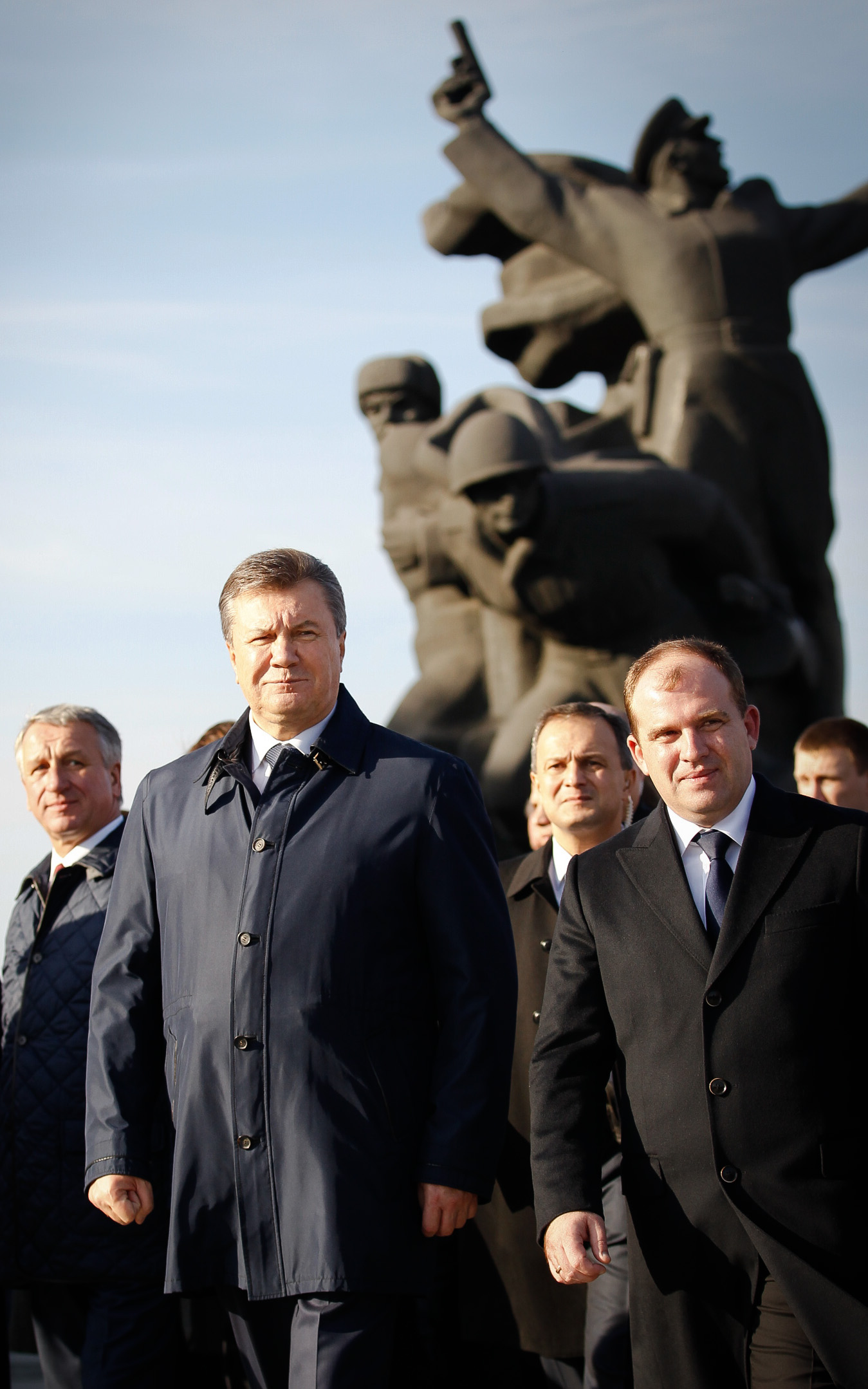 Глава держави разом з керівництвом області вшанували пам’ять воїнів, загиблих під час форсування Дніпра. Фото Aндрiя МOСIЄНКA
