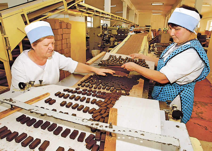 Російські експерти обов’язково переконаються у високій якості нашої солодкої продукції. Фото Укрiнформу