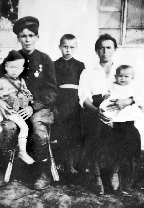 З дружиною Вірою та дітьми Володею, Шурою та Галею — знімок початку 1947 року. Фото із сімейного архіву Івана Коптілова.