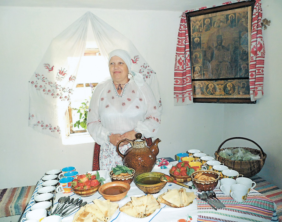 Валентина Хапецька пригощає відвідувачів чаєм. Фото автора