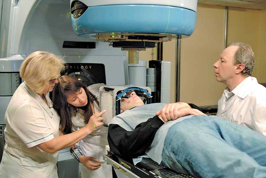 Йде підготовка хворого до нейрохірургічної операції. Фото з сайту neuro.kiev.ua
