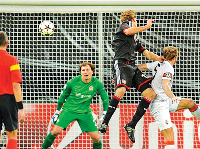 Стефан Кісслінг (в центрі) у середу був на дві голови вище захисту гостей. Фото з сайту ru.uefa.com