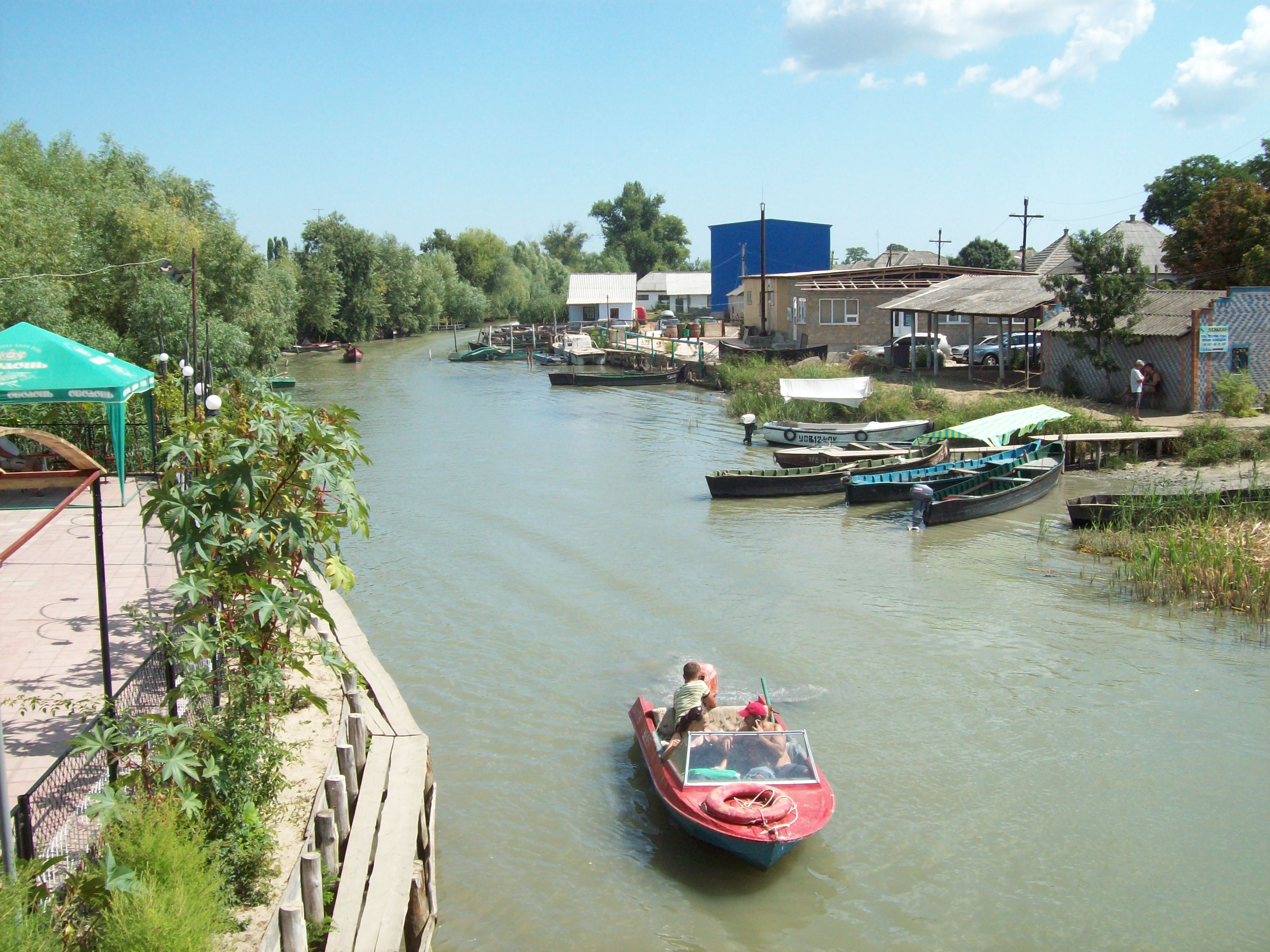 Вилкове називають українською Венецією, оскільки його мешканці користуються човниками та катерами.Фото з сайту upload.wikimedia.org 