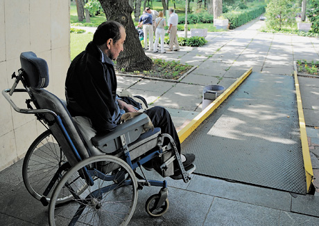 Пандуси для доступу інвалідів до різних споруд  в нас скоріше виняток, ніж правило. Фото Володимира ЗAЇКИ