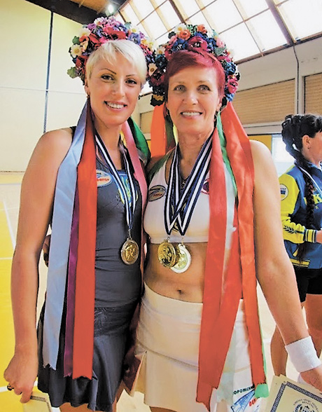 На процедуру нагородження після чемпіонату світу в Лутракі мама й донька вийшли в національних вінках. Фото надані автором