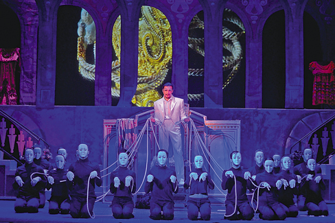 Зірвати маски нещирості закликають зі сцени Національної оперети. Фото надані Національним театром оперети