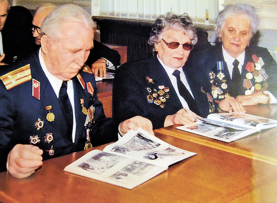 Марія Семенівна (крайня праворуч) веде активну ветеранську діяльність. Фото надане автором