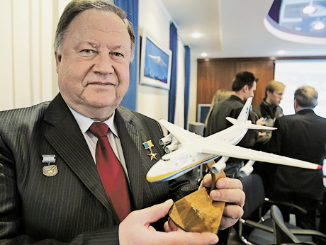 Олександру Галуненку доручали випробовувати важкі літаки,  зокрема, Ан-124 «Руслан» та Ан-225 «Мрія». Фото УНIAН