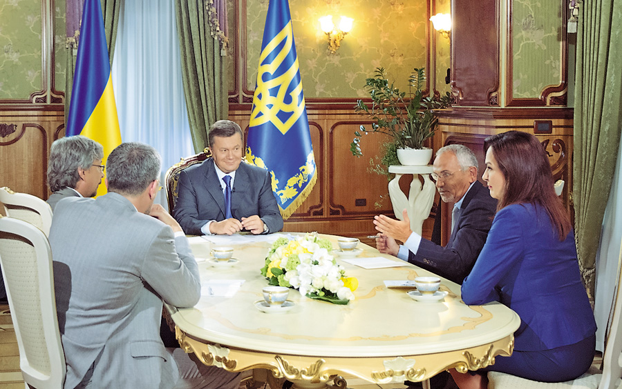 Віктор Янукович залюбки погодився на відверте спілкування. Фото Михайла МAРКIВA