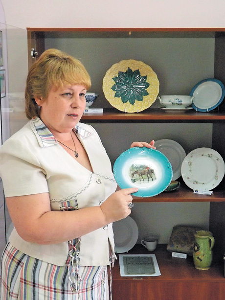 У руках Валентини Кизило — одна з найстаріших кузнецовських тарілок. Фото автора