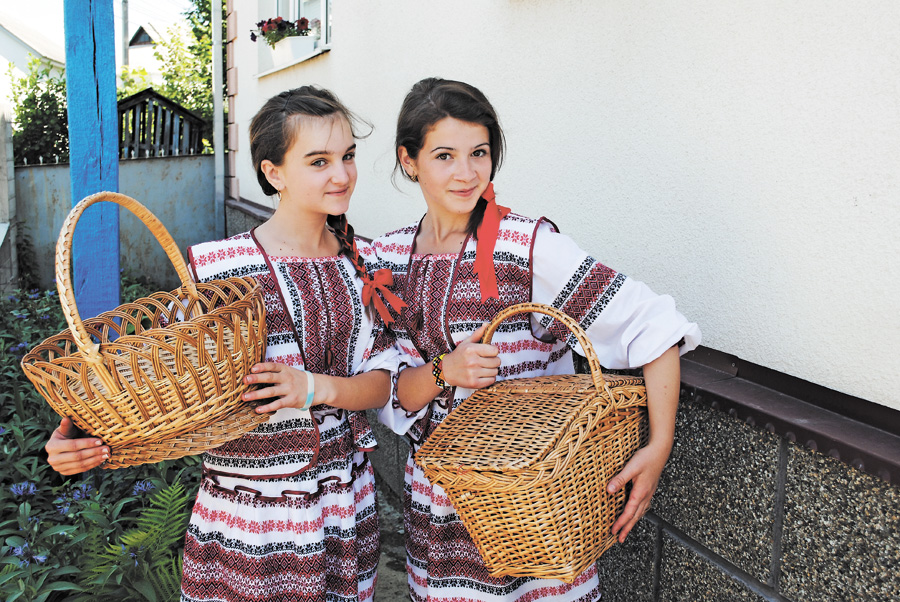 Неля Томищ і Мирослава Дранко починали з цвітарів, нині плетуть кошарки нарівні з дорослими. Фото автора