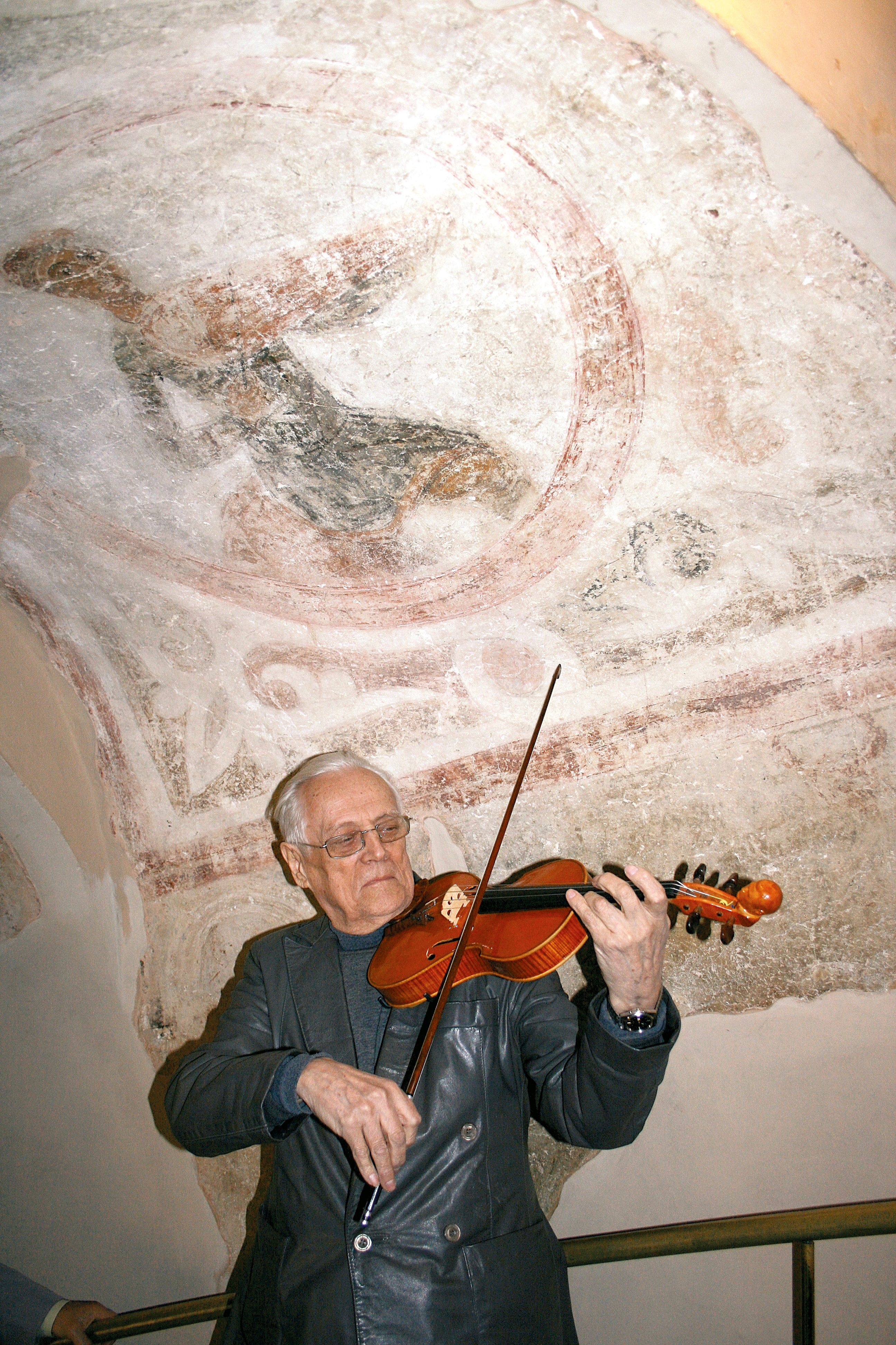 Пан Флоріан грає на своїй  скрипці «Софія». Фото з архiву Флоріана Юр’євА