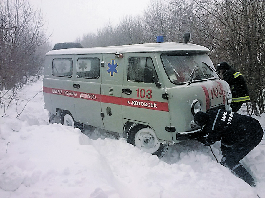 Найнеприємніше, коли в снігових заметах загрузає медична допомога, на яку чекають. Фото ГУ ДСНС України в Одеській області