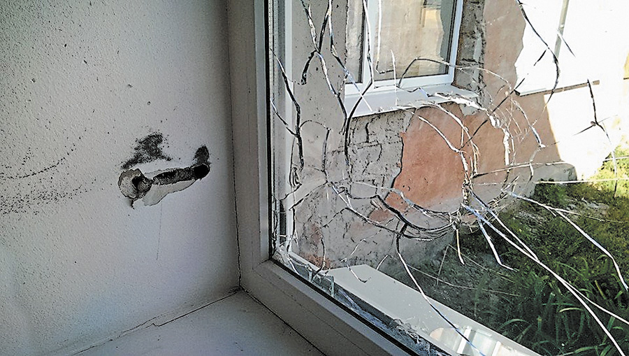 Куля, що пробила, на щастя, лише шкільне вікно у Щасті. Фото Костянтина РЕУЦЬКОГО
