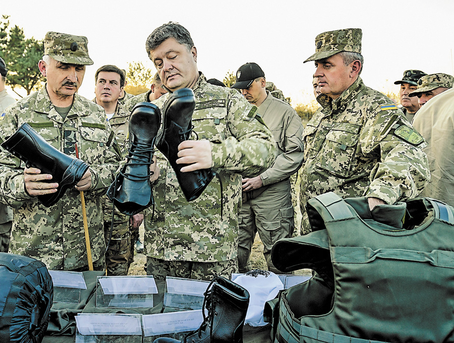 Петро Порошенко у Житомирі ознайомився з новими зразками військового спорядження. Фото Миколи ЛAЗAРЕНКA