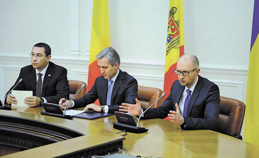Прем’єр-міністри Румунії Віктор Понта і Молдови Юрій Лянке вимірюють добросусідство реальними діями. Фото з сайту kmu.gov.ua 