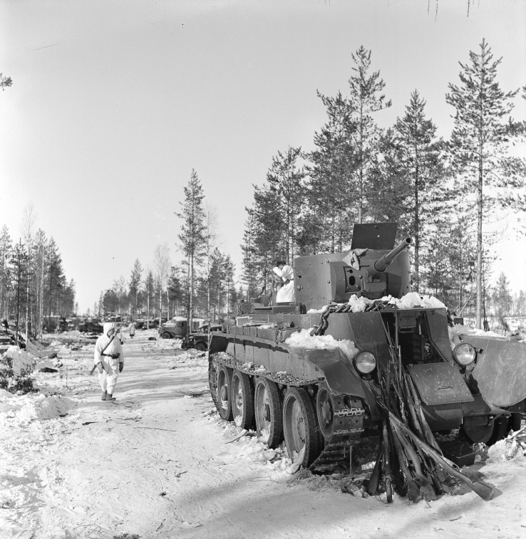 Фінські солдати-переможці на тлі розгромлених радянських колон, хоча Сталін був упевнений, що «радянська Фінляндія» стане найкращим подарунком до його 60-річчя.