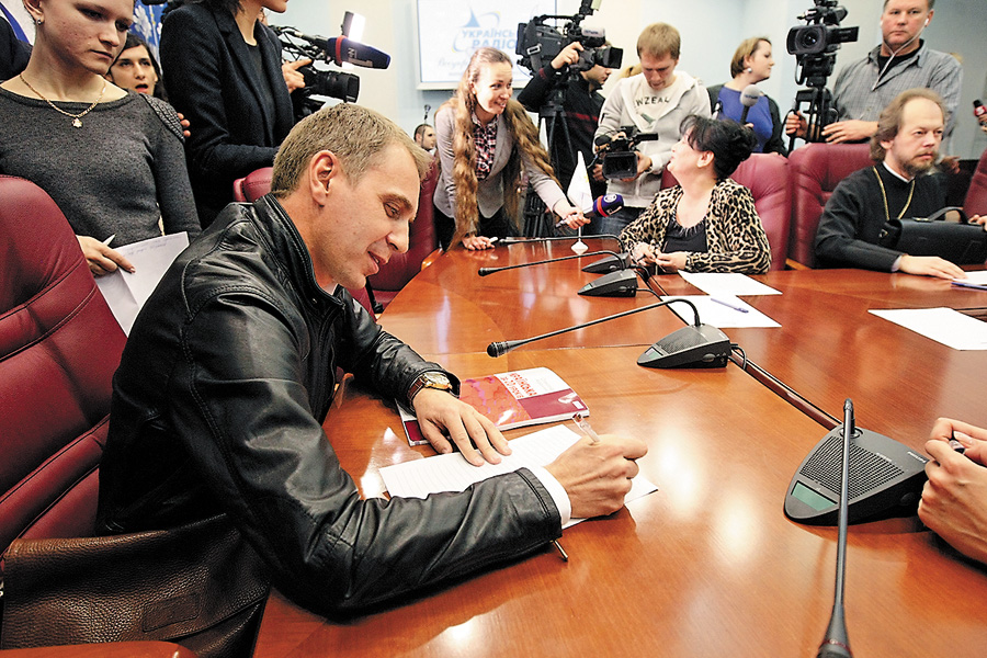 Олександра Авраменка часто запрошують на прес-конференції щодо утвердження державної мови в Україні. Фото УНIAН
