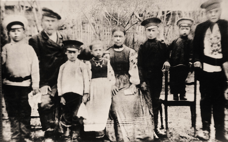 Родина Рибалків: Павлик — крайній ліворуч (найстаршого сина Пилипа на світлині немає), 1904 рік. Фото надані автором