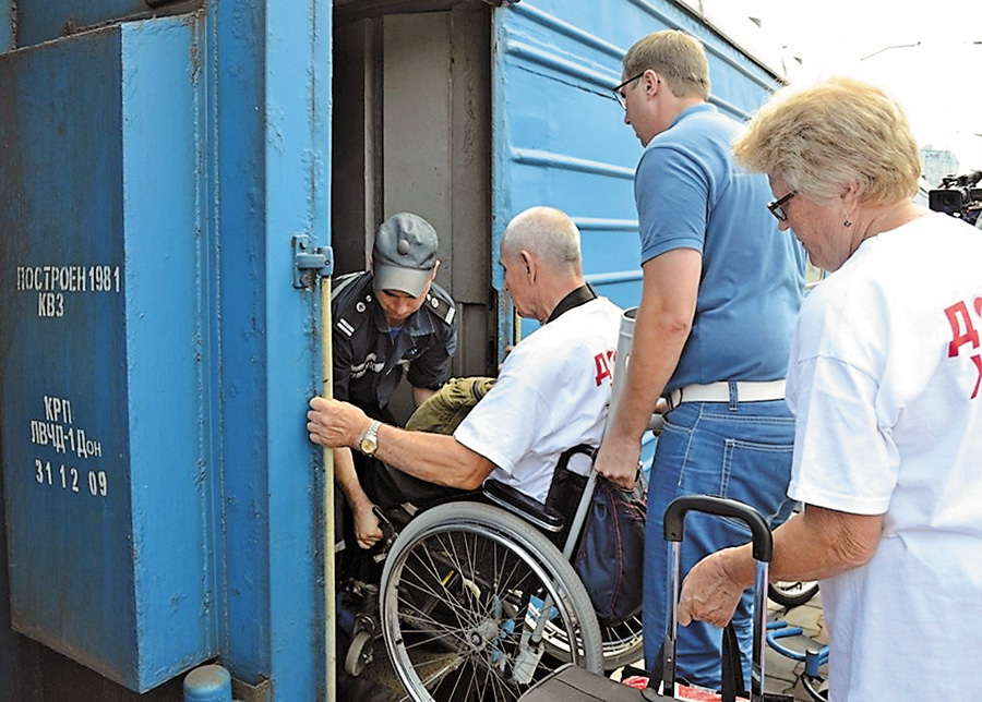 На вмовляння виїхати з зони АТО волонтери витрачають багато часу. Фото з сайту dumskaya.net