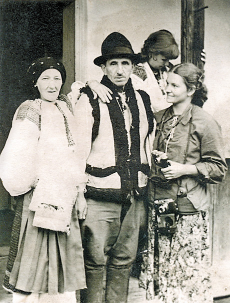 Подружжя гуцулів 1939 року зачарувало  московську кінозірку Юлію Солнцеву. Знімки надані Музеєм Івана Гончара