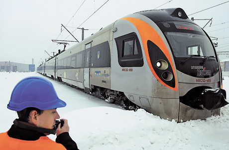 Потяг пробуксовує не лише через снігові замети. Фото УНIAН