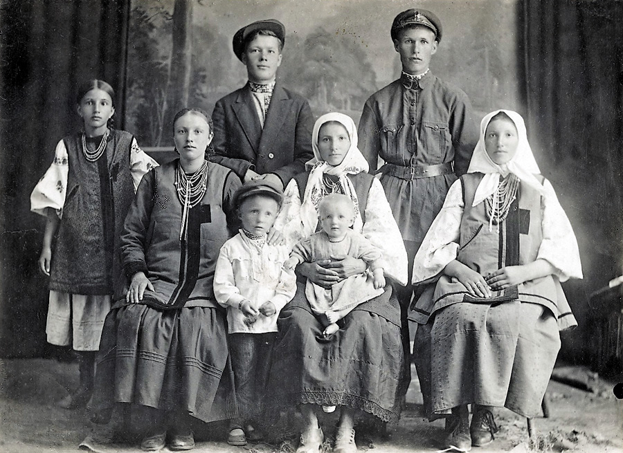 Ці українці із села Підварки під Переяславом дивляться на нас із далекого 1920-го