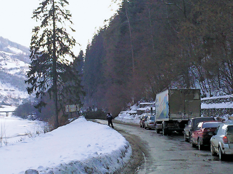 Безперервний автопотік руйнує старе покриття на дорогах Берегівщини. Фото з сайту karpaty.kurorts.com