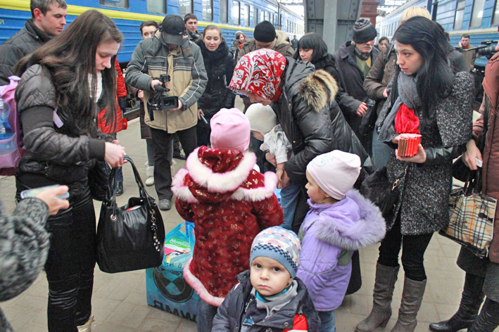 Мами з дітьми трохи нервуються на вокзалі у Львові, але треба пристосовуватися до нових умов. Фото з сайту zbruc.eu