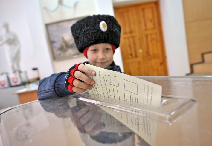 Про незаконність кримського референдуму свідчить і цей знімок, адже діти права голосу не мають. Фото smigid.ru
