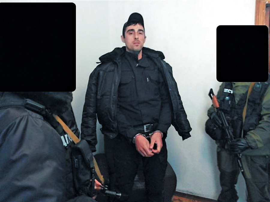 Затриманий спецпризначенець із Чечні мав купу зброї. Фото з сайту dumskaya.net
