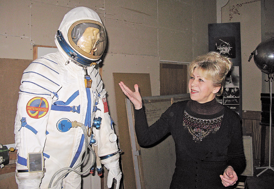 Директор музею Алла Алімова вказує на скафандр космонавта Володимира Ляхова. Фото автора