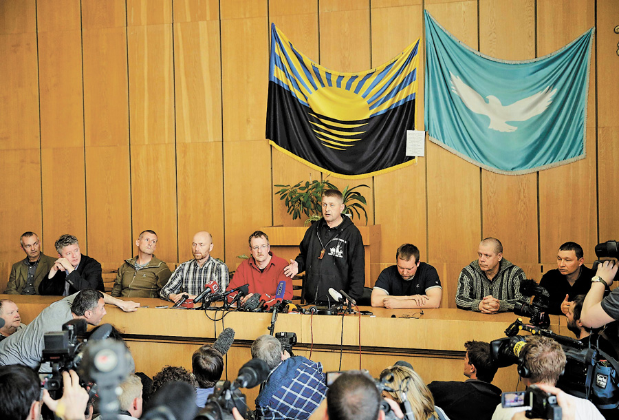 Щось невеселі обличчя у «гостей» слов’янських бойовиків. Фото з сайту imge.tsn.ua