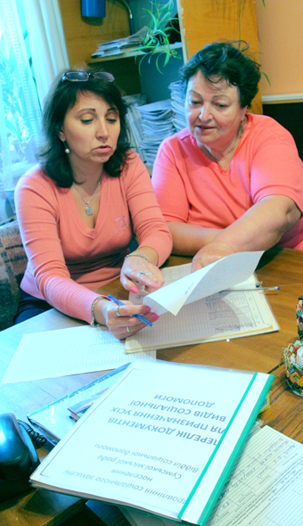 Наталія Щавєлєва (ліворуч) допомагає оформити документи  на одержання субсидії сумчанці Зінаїді Туровій. Фото Володимира КОВАЛЕНКА