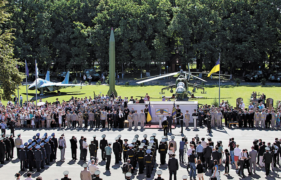 Багато нинішніх випускників невдовзі захищатимуть Україну від сепаратистів. Фото Михайла МAРКIВA