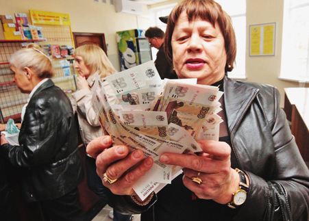 Радість від отримання пенсій у російській валюті вивітрюється,  щойно населення зіштовхується з цінами на продукти й ліки. Фото УНІАН