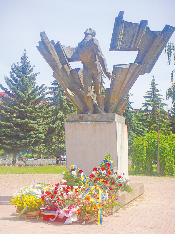 Пам’ятник воїнам-добровольцям, встановлений за часів української незалежності в Ужгороді. Фото надане автором