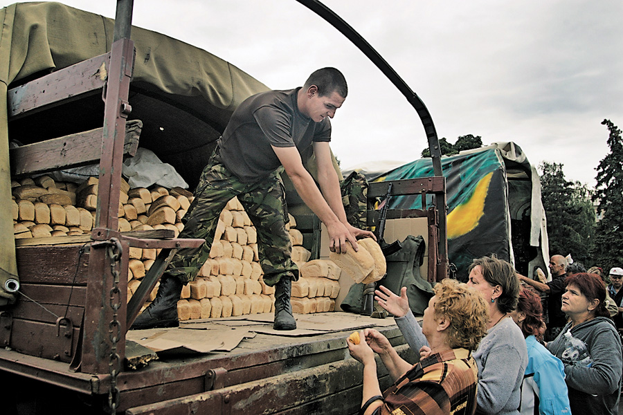 Після вдалих воєнних дій українські військові розпочали гуманітарну місію. Фото Укрiнформу 