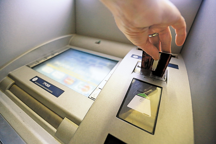 Знімаючи гроші з картки, уважно дивіться, чи не встановлено на банкомат незаконних пристроїв. Фото Світлани Скрябіної