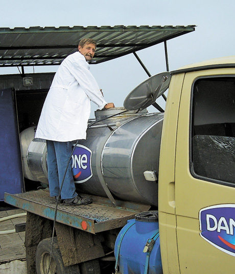 Водій газелі-молоковоза СОК «Молочний Світанок» Іван Кузьменко  зауважує, що вже треба купувати другий танк для молока, тому  що членів кооперативу побільшало